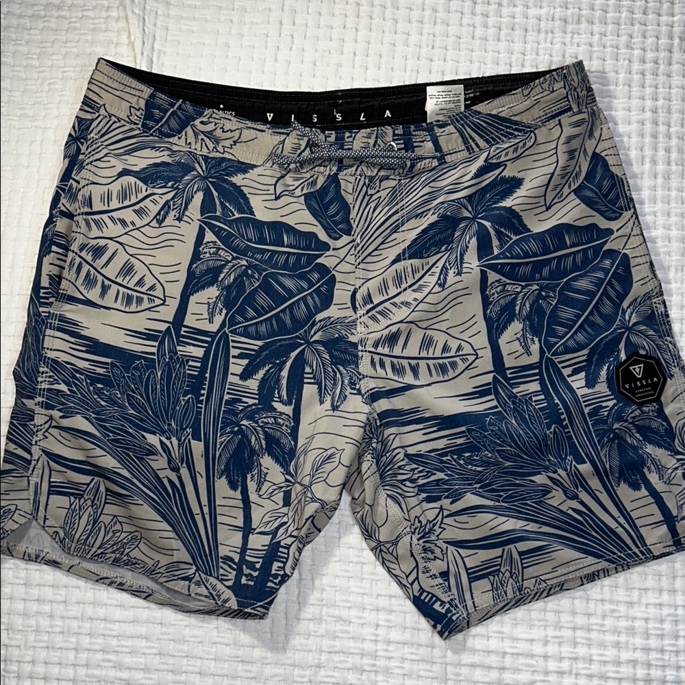 VISSLA Men's Tan and Blue Tropical Board Shorts
